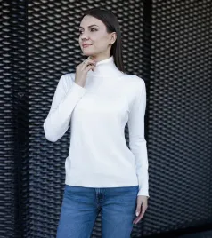 bialy-golf-o-luznym-kroju-nida