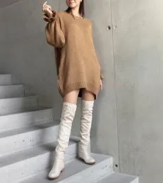 brazowy-dlugi-sweter-oversize-z-marszczonymi-rekawami-najeta