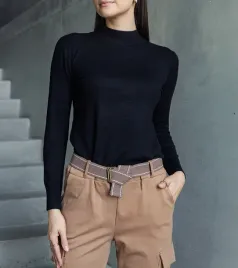 czarny-klasyczny-sweterek-o-luznym-kroju-essana