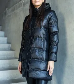 czarna-dluga-kurtka-pikowana-z-odpinanym-kapturem-gilterel