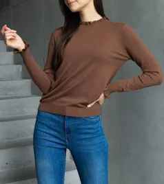 brazowy-miekki-sweterek-zdobiony-falbanka-luel