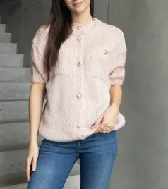 sweter-damski-rozowy-z-krotkim-rekawem-ozdobne-guziki