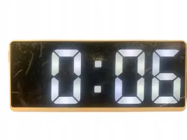 budzik-bialy-67-calowy-ekran-led-zasilanie-przez-kabel-usb-bateria-aaa