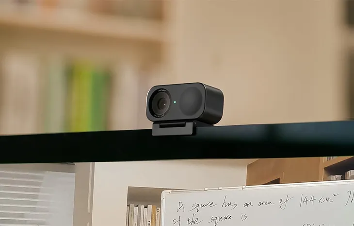 insta360-link-2c-arctic-white-kod-producenta-cinsabna-link2c06-kolor-bialy