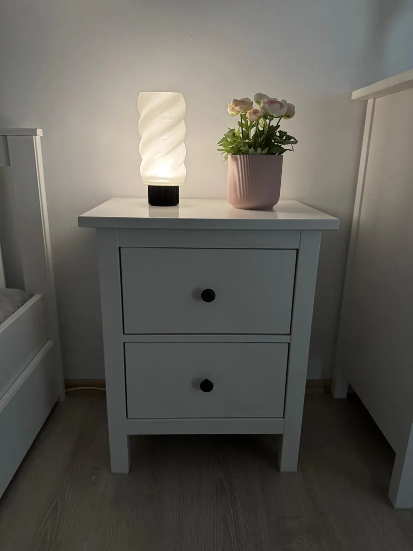 stylowa-lampa-zakrecona-elegancja-ekologia-i-uniwersalnosc