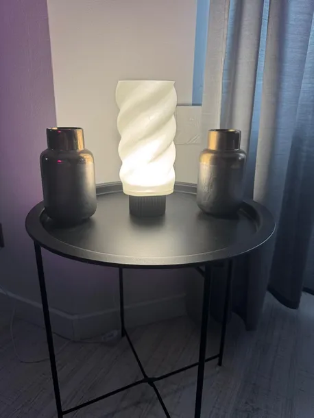 stylowa-lampa-zakrecona-elegancja-ekologia-i-uniwersalnosc-kolor-bialy