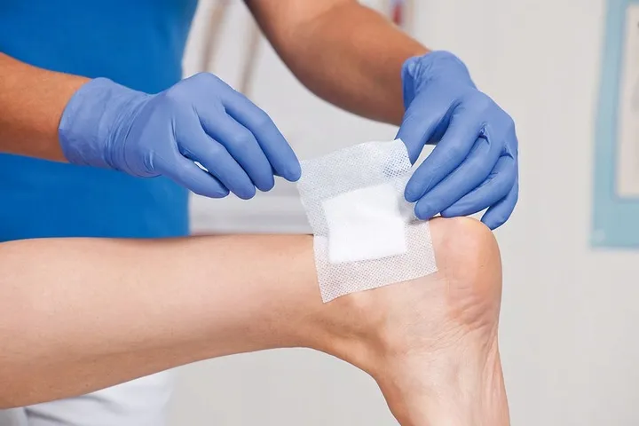 przylepiec-wlokninowy-omnifix-elastic-hartmann-plaster-elastyczny-15cm-x10m-stan-opakowania-oryginalne