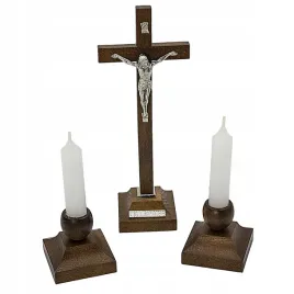 elegancki-zestaw-koledowy-brazowe-drewno-krzyz-swiecznikx2-zestaw-adwentowy
