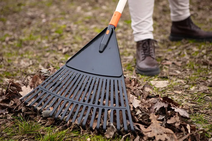 grabie-do-lisci-duze-czarne-dlugosc-narzedzia-43-cm