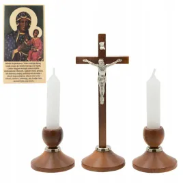 elegancki-zestaw-koledowy-z-ikona-krzyz-z-jezusem-jasny-braz-swieczniki