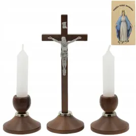 elegancki-zestaw-koledowy-z-ikona-krzyz-z-jezusem-brazowe-drewno-swieczniki