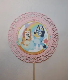 topper-na-tort-pieski-blu-i-bingo-bluey-psy-rozowy-na-urodziny-dziewczynki