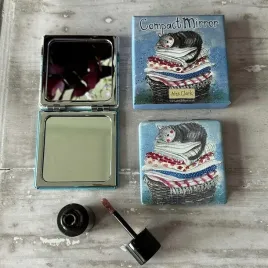 lusterko-w-pudelku-kot-na-koszu-z-praniem