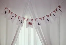 girlanda-banner-na-urodziny-kwiaty-bordowe-roze-sto-lat-urodzinowa