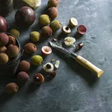 noz-turystyczny-opinel-material-rekojesci-drewno