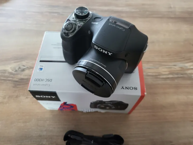 aparat-sony-dsc-h300-liczba-zdjec-na-jednym-ladowaniu-standard-cipa-350-szt