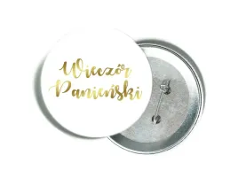 przypinka-biala-ze-zlotym-napisem-na-wieczor-panienski