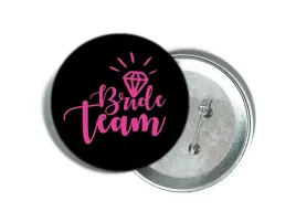 przypinka-czarna-z-rozowym-napisem-bride-team-i-diamentem