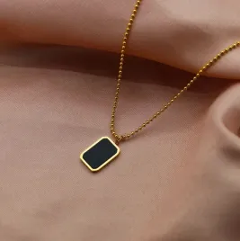 zloty-naszyjnik-czarny-kamien-black-opal-kwadrat-stylowy-elegancki