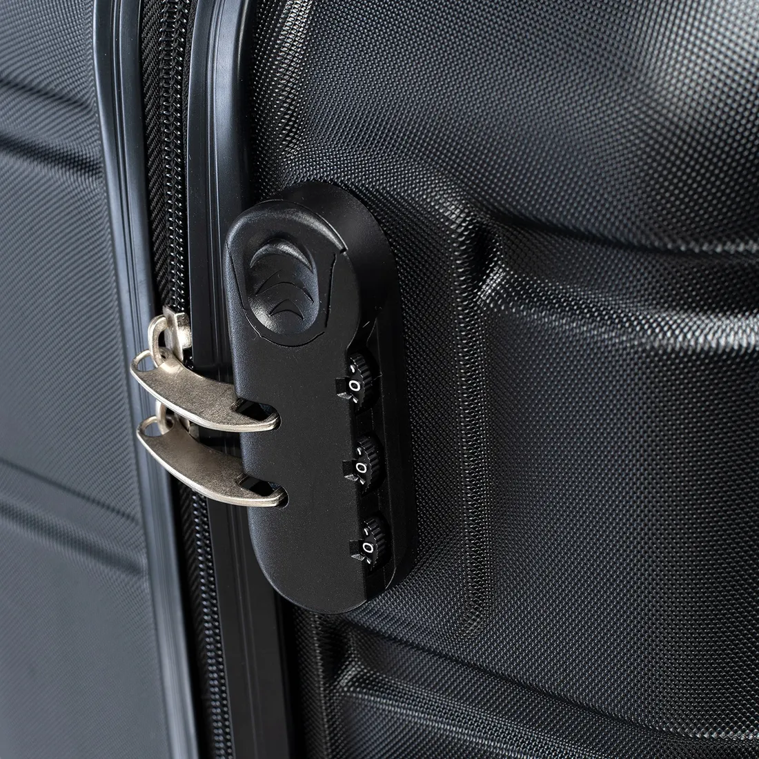 walizka-twarda-szumen-63-stan-nowy