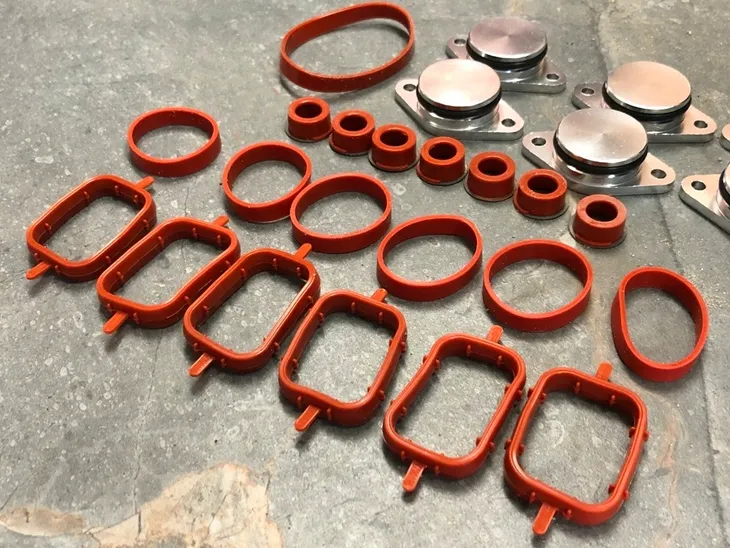 zaslepki-kolektora-do-e91-e39-e60-e61-e63-e64-e38-e65-e67-2-5-3-0-3-5-d-m57-numer-katalogowy-oryginalu-klasy-klapa-klapie-naprawa-naprawy-kolektora-kolektor-ssacego-ssacy-zestaw-naprawczy-ssacego-ssacy-bmw-2-5d-2-5-3-0-3-0d-3-5d-3-5-m57-serii-seri-seria-serie-uszczelki-zaslepki-zaslepka-zaslepki-zaslepka-spalenie-silniczka-wyciek-wycieku-oleju-olej-wirowych-wirowe-wirowy-wirowa-klap-klapy-klape-uszczelka-komplet-11617790198-7790198-11612246945-2246945-11612245439-2245439-lift-lci-polift-przedlift-diesel-disel-zaworu-zawor-zawora-zawor-6-cylindrow-6cylindrow-e83-e53-e70-e71-e72-e90-e91-e39-e60-e61-e63-e64-e38-e65-e66-e67-m57d30-m57d25-m57n-m57tu-m57tud25-m57tu2d30-m57n23-5-6-7-x3-x5-x6-uszczelnienie-uszczelnienia-32mm-32-mm