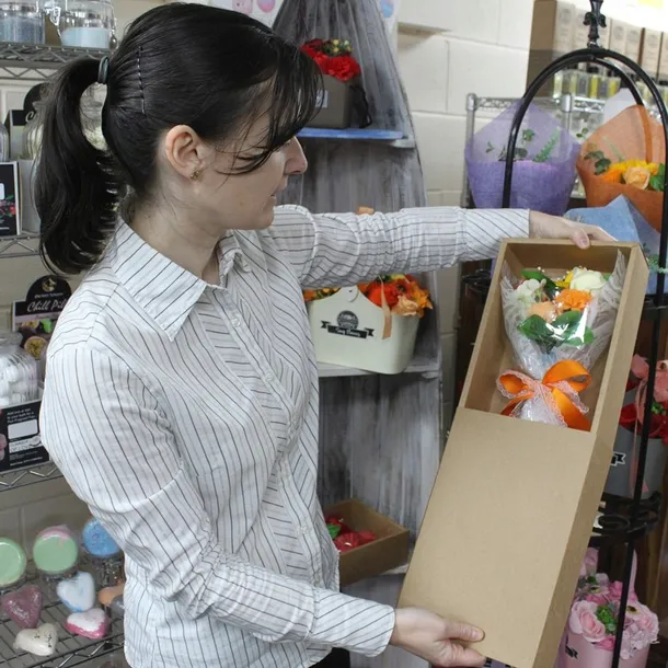 czerwony-bukiet-mydlany-w-pudelku-przeznaczenie-do-ciala