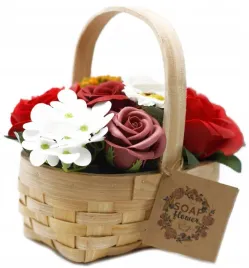 czerwony-bukiet-mydlany-w-wiklinowym-koszu