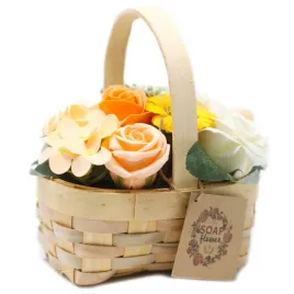 pomaranczowy-bukiet-mydlany-w-wiklinowym-koszu