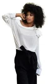 szyfonowa-bluzka-z-kwiatem-rose-oversize-biala