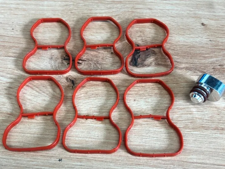 zatyczka-uszczelki-klap-wirowych-do-e70-e71-e90-e91-e92-e93-3-0-n57-n57s-numer-katalogowy-oryginalu-lift-lci-polift-bmw-11618514731-klap-klapy-klape-uszczelka-komplet-klasy-klapa-klapie-naprawa-naprawy-kolektora-kolektor-ssacego-ssacy-oleju-olej-wirowych-wirowe-wirowy-wirowa-przedlift-diesel-disel-zaworu-zawor-serii-seri-seria-serie-uszczelki-spalenie-silniczka-wyciek-wycieku-zaslepki-zaslepka-zaslepki-zaslepka-zawora-zawor-modul-modul-rury-rur-zestaw-naprawczy-ssacego-ssacy-zatyczka-zatyczki-ssacej-ssacej-11618511363-8511363-11617807480-1161-7807480-11618575534-8575534-x5-e70-x6-e71-3-e90-e91-e92-e93-7-f01-f02-f07-5-f10-f11-x6-g06-x7-g07-7-g11-g12-5-g30-g31-lc102536-11617811909-11618514731-11617800088-11617811300-7811300-7800088-8514731