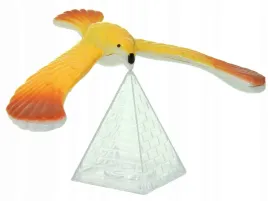 lewitujacy-balansujacy-ptak-orzel-piramida-biurko