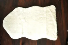 duzy-dywanik-futerko-owcza-skora-salon-sypialnia-rozowy