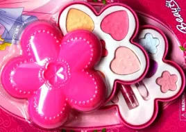 cienie-piekny-zestaw-malowidla-kosmetyki-toaletka