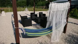 hamak-z-drewnianym-stelazem-moskitiera-zestaw