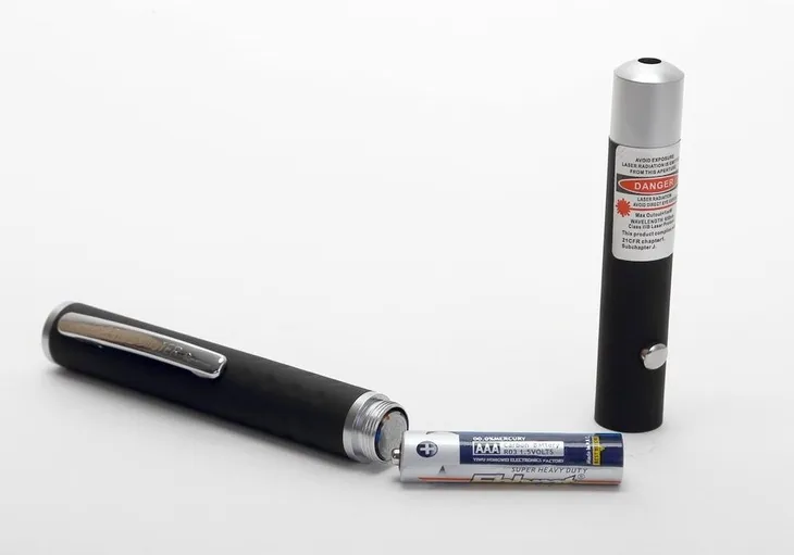 wskaznik-laser-pointer-dla-kota-mocny-zielony-stan-nowy