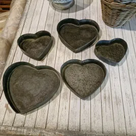 zestaw-5-metalowych-serc-talerze
