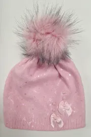 jasnorozowa-dziewczeca-czapka-z-kokardkami-i-pomponem