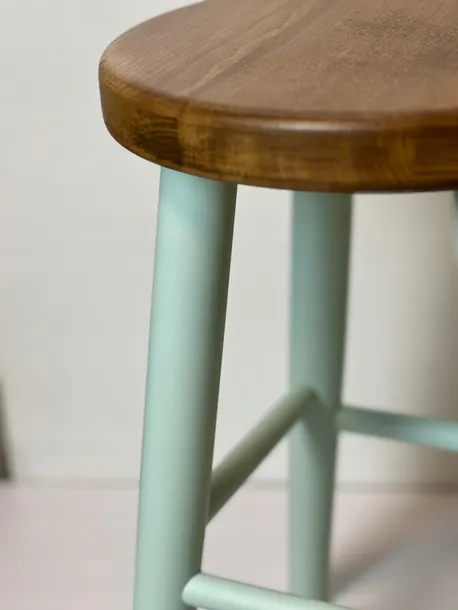 czarny-bukowy-drewniany-taboret-loft-rustykalny-okragly-klasyczny-wzor-material-drewno