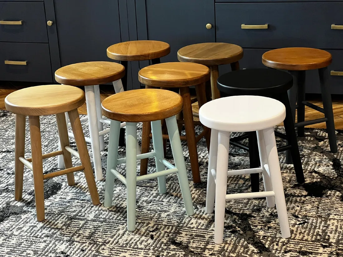 czarny-bukowy-drewniany-taboret-loft-rustykalny-okragly-klasyczny-wzor