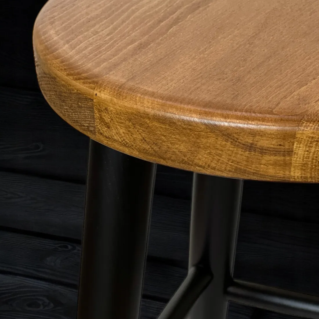 czarny-bukowy-drewniany-taboret-loft-rustykalny-okragly-klasyczny-wzor-stan-nowy