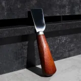 noz-szewski-japonski-z-drewniana-raczka-do-precyzyjnego-ciecia-skory-stan-nowy