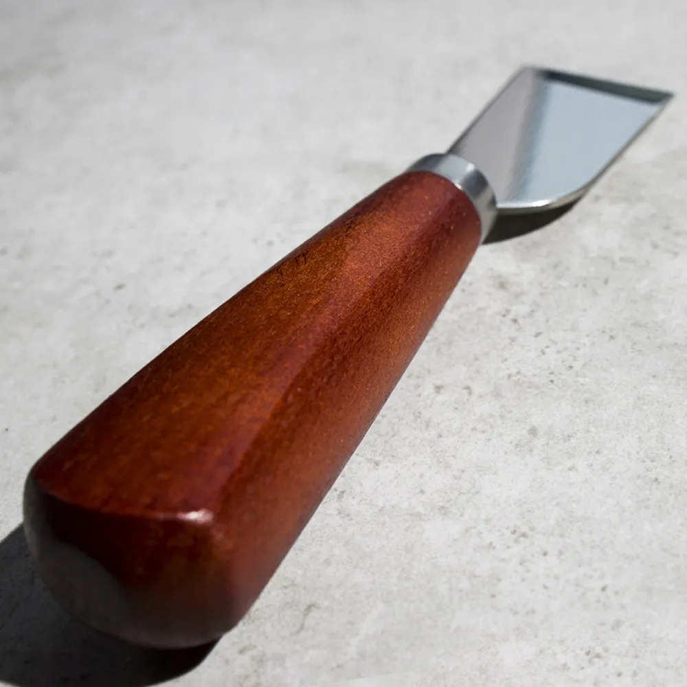 noz-szewski-japonski-z-drewniana-raczka-do-precyzyjnego-ciecia-skory