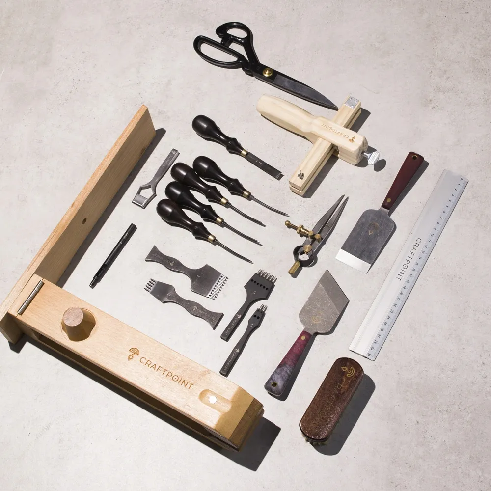 noz-szewski-japonski-z-drewniana-raczka-do-precyzyjnego-ciecia-skory