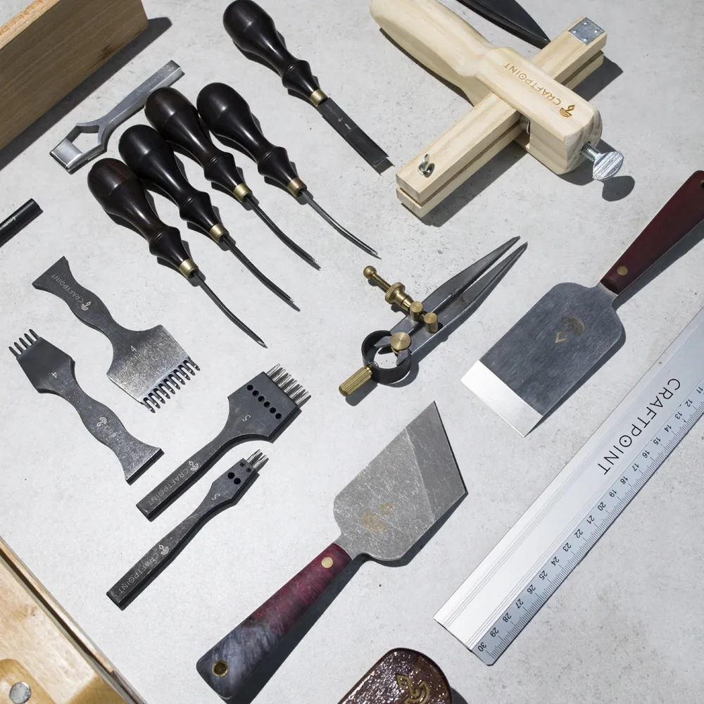 noz-szewski-japonski-z-drewniana-raczka-do-precyzyjnego-ciecia-skory