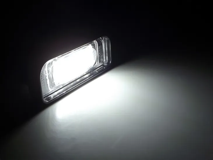 podswietlenie-tablicy-rej-ep75-producent-czesci-einparts-automotive