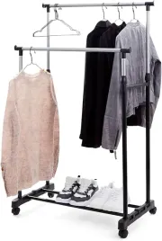 wieszak-podwojny-stojacy-na-kolkach-z-polka-na-ubrania-buty
