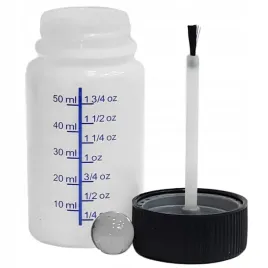 butelka-z-pedzelkiem-do-zaprawek-z-miarka-50-ml