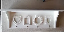 wieszak-scienny-z-ramkami-na-fotografie