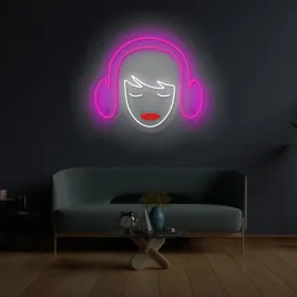 neon-led-kobieta-w-sluchawkach-50x42cm