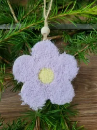 dekoracja-wiosenna-kwiatki-fioletowe-wielkanoc